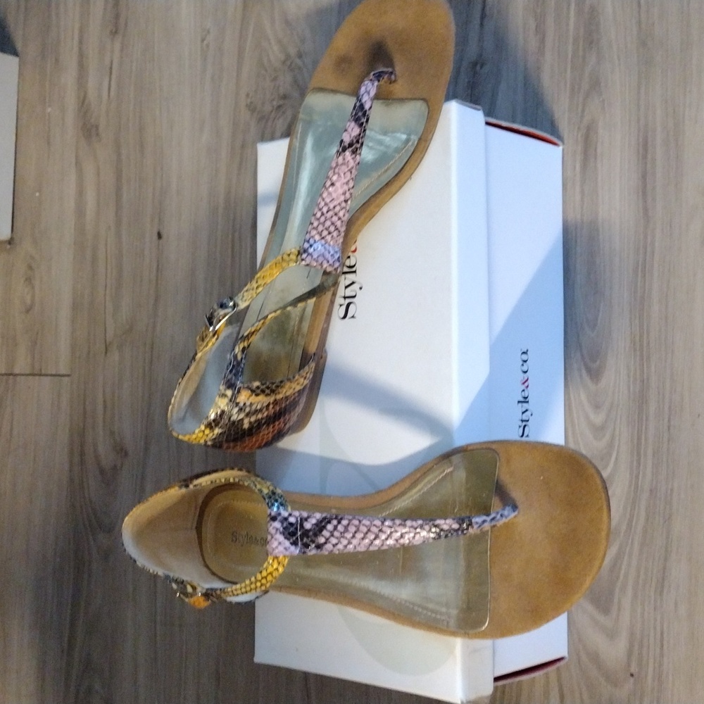 Style & CO Multisnake Sandal Size 8M